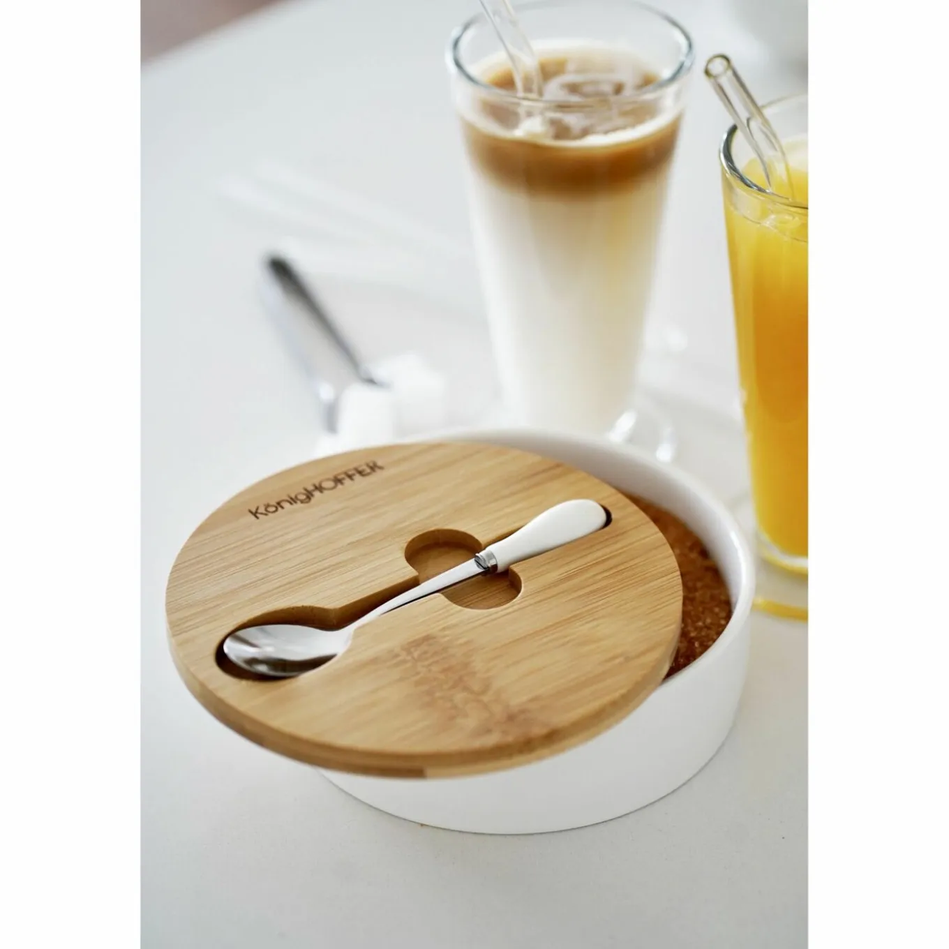 Cukiernica porcelanowa z bambusową pokrywką i łyżeczką Konighoffer 14,5 x 5 cm biała