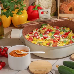Cukiernica z łyżeczką i bambusową pokrywką porcelanowa NBC Konighoffer 350 ml biała