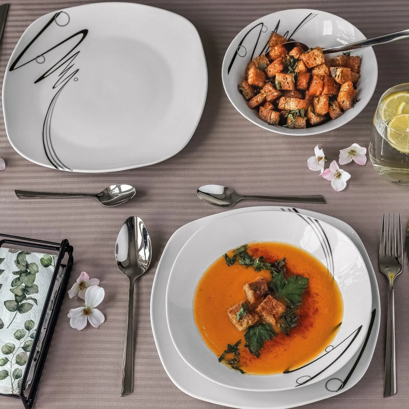 Zestaw kwadratowych talerzy porcelanowych Tadar Wstęga 18 elementów